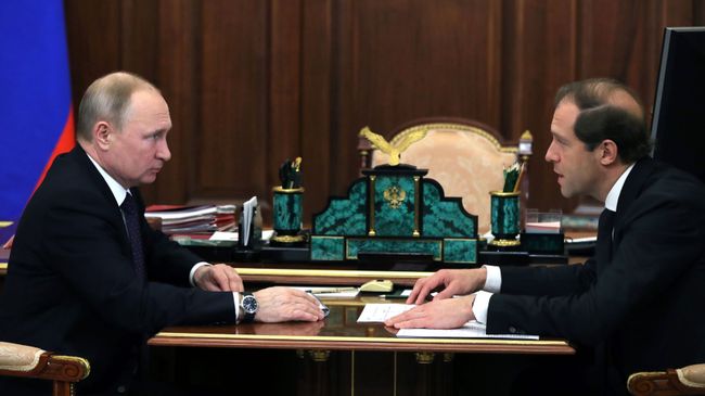 Владимир Путин и министр промышленности и торговли РФ Денис Мантуров во время встречи. 25 февраля 2019 Владимир Путин и министр промышленности и торговли РФ Денис Мантуров во время встречи. 25 февраля 2019
