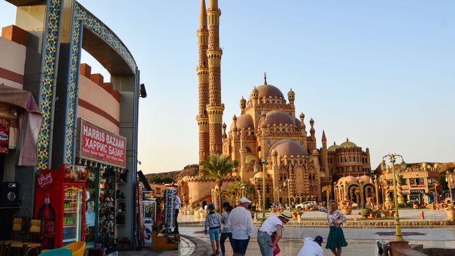 Туристы фотографируются на фоне мечети Аль-Сахаба в Шарм-эль-Шейхе Туристы фотографируются на фоне мечети Аль-Сахаба в Шарм-эль-Шейхе