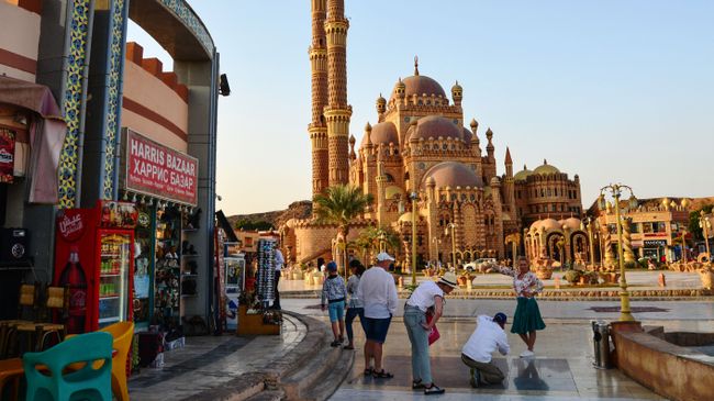Туристы фотографируются на фоне мечети Аль-Сахаба в Шарм-эль-Шейхе Туристы фотографируются на фоне мечети Аль-Сахаба в Шарм-эль-Шейхе