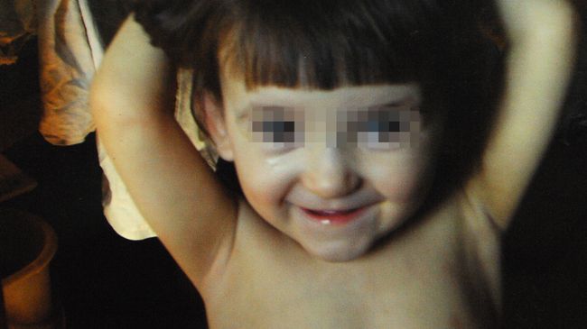 Фотография пятилетней Наташи Михайловой, которую воспитывали собаки и кошки