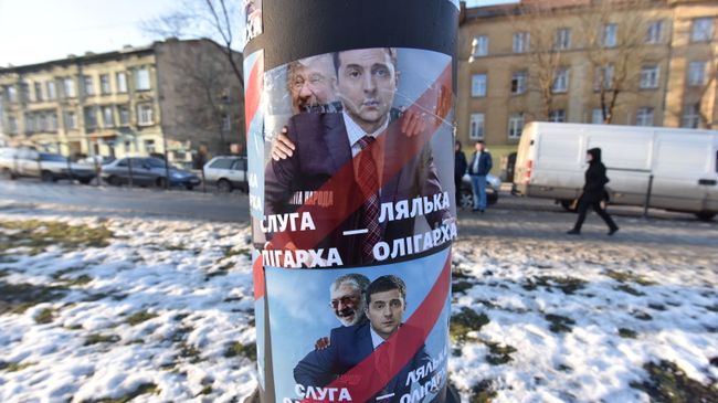 Листовки участников митинга против кандидата в президенты Украины Владимира Зеленского во Львове Листовки участников митинга против кандидата в президенты Украины Владимира Зеленского во Львове
