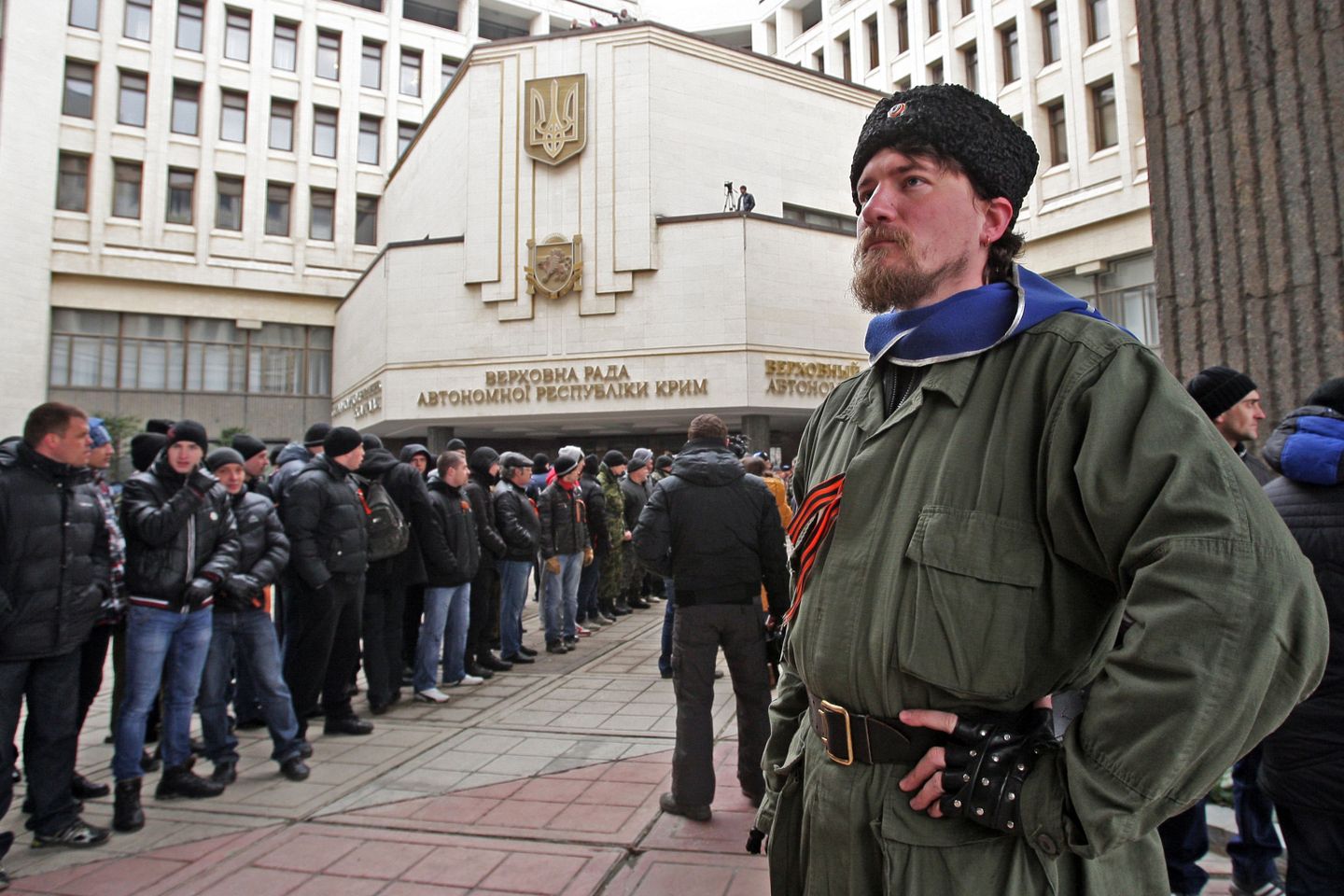 Участники митинга у здания Верховного совета Крыма в Симферополе Участники митинга у здания Верховного совета Крыма в Симферополе