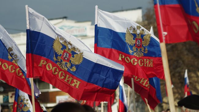 Российские флаги на митинге в Севастополе