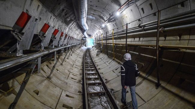 Рабочий в метро Рабочий в метро