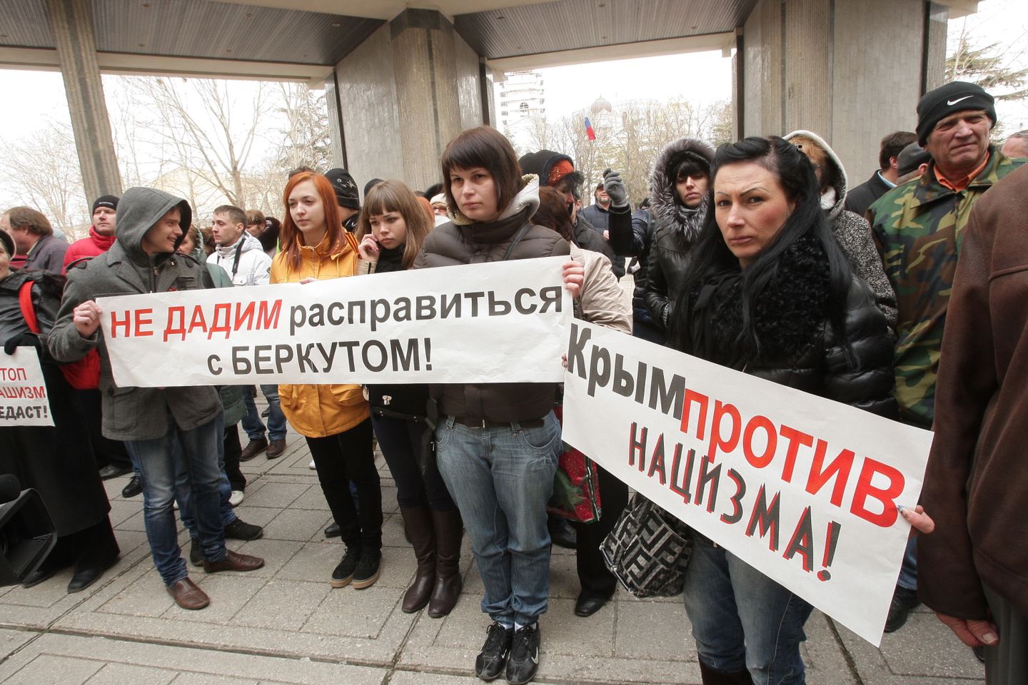 Участники митинга у здания Верховного совета Крыма в Симферополе Участники митинга у здания Верховного совета Крыма в Симферополе