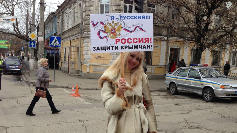 Пророссийская активистка на одной из улиц Крыма