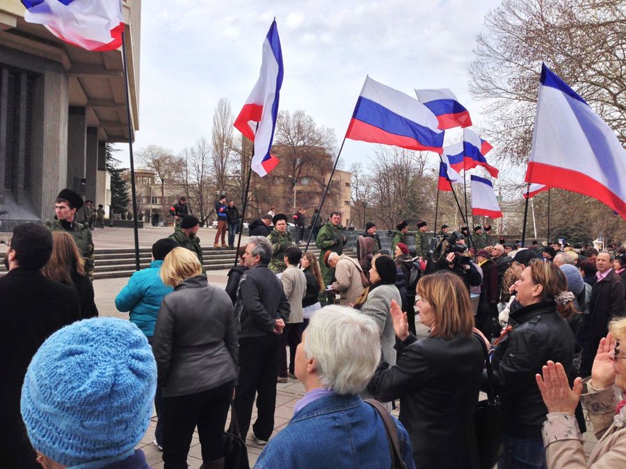 Пророссийские активисты на одной из улиц Крыма