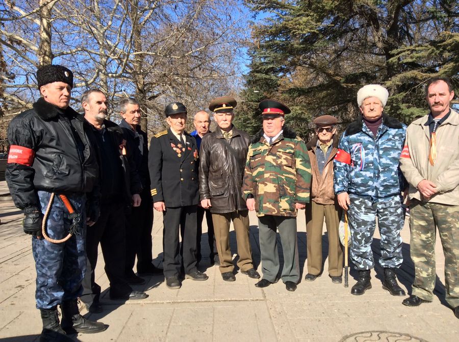 Пророссийские активисты на одной из улиц Крыма