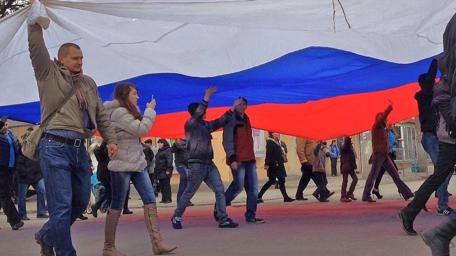 Пророссийские активисты на одной из улиц Крыма