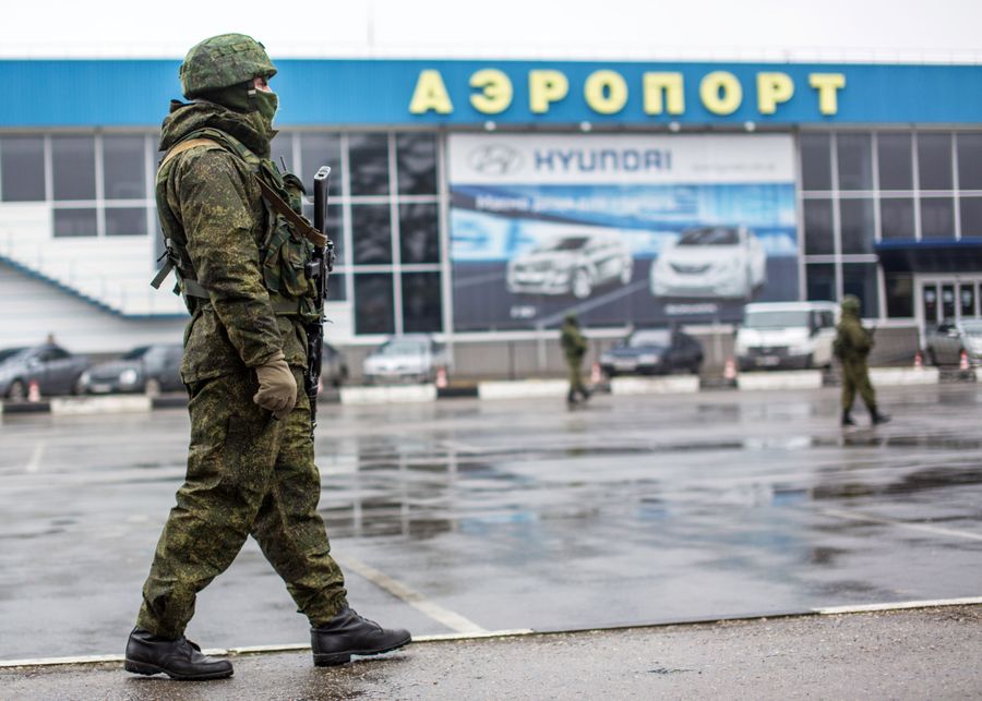 Вооруженный человек у здания аэропорта Симферополя