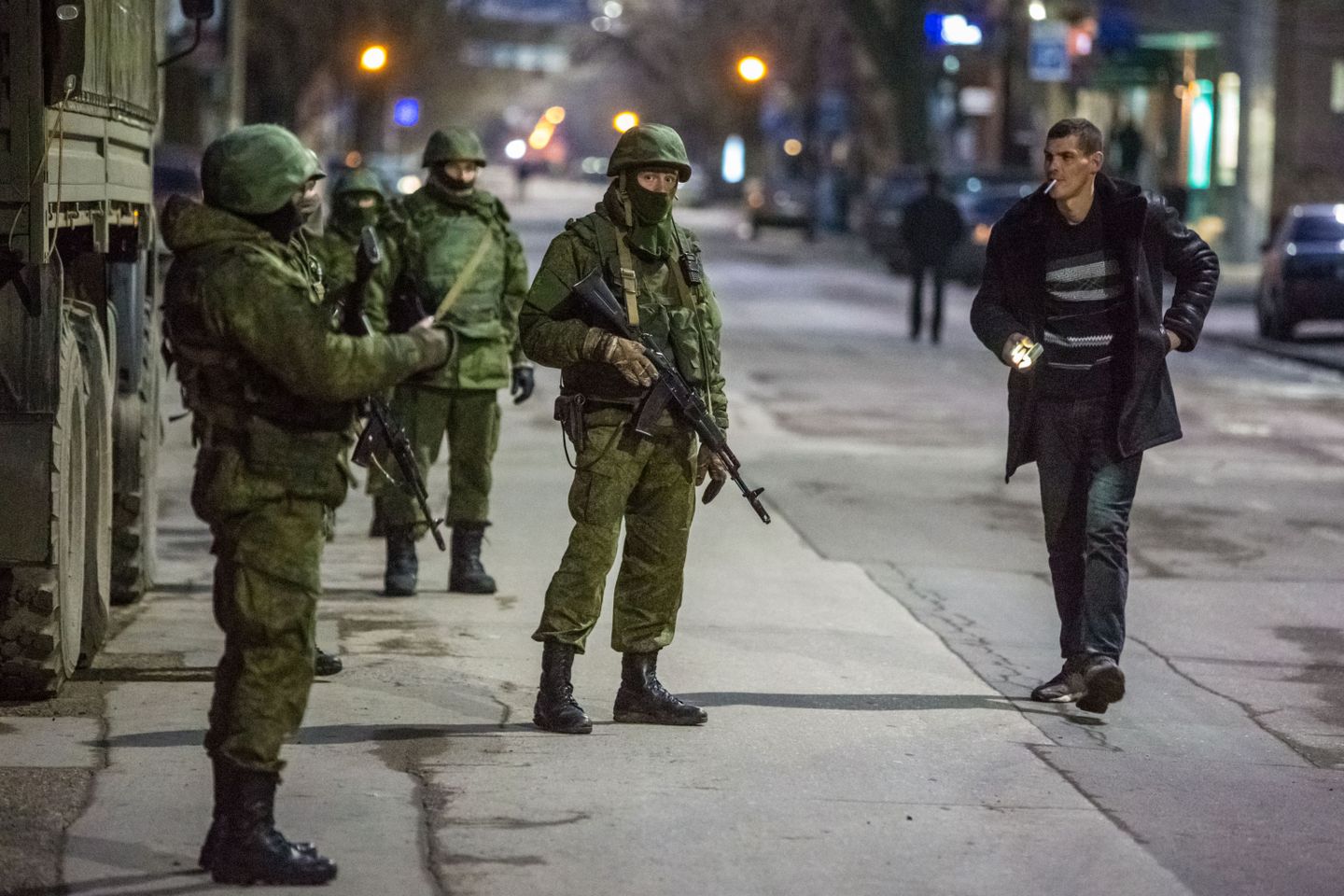 Военные на улице в Симферополе Военные на улице в Симферополе