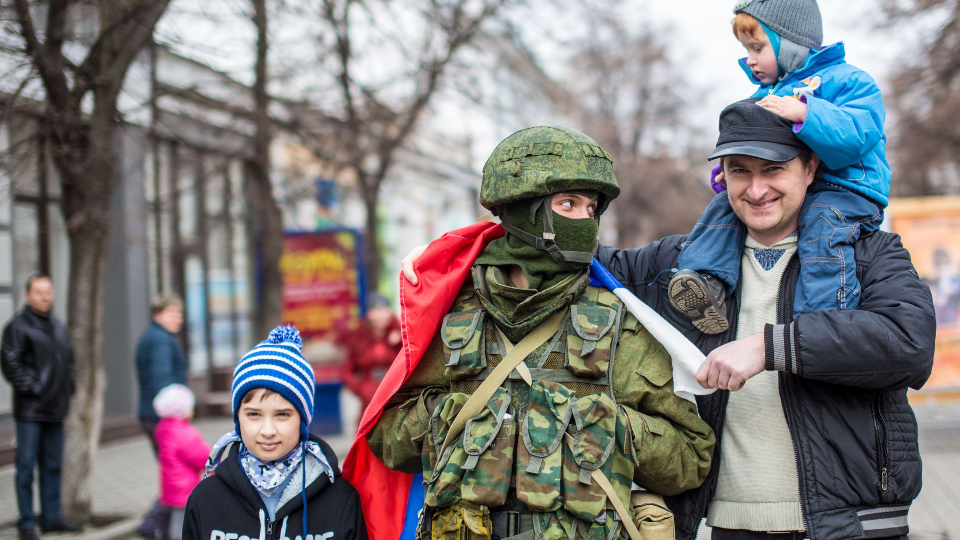 Жители Симферополя фотографируются с военным. 1 марта 2014 года Жители Симферополя фотографируются с военным. 1 марта 2014 года - РИА Новости, 1920, 27.02.2024