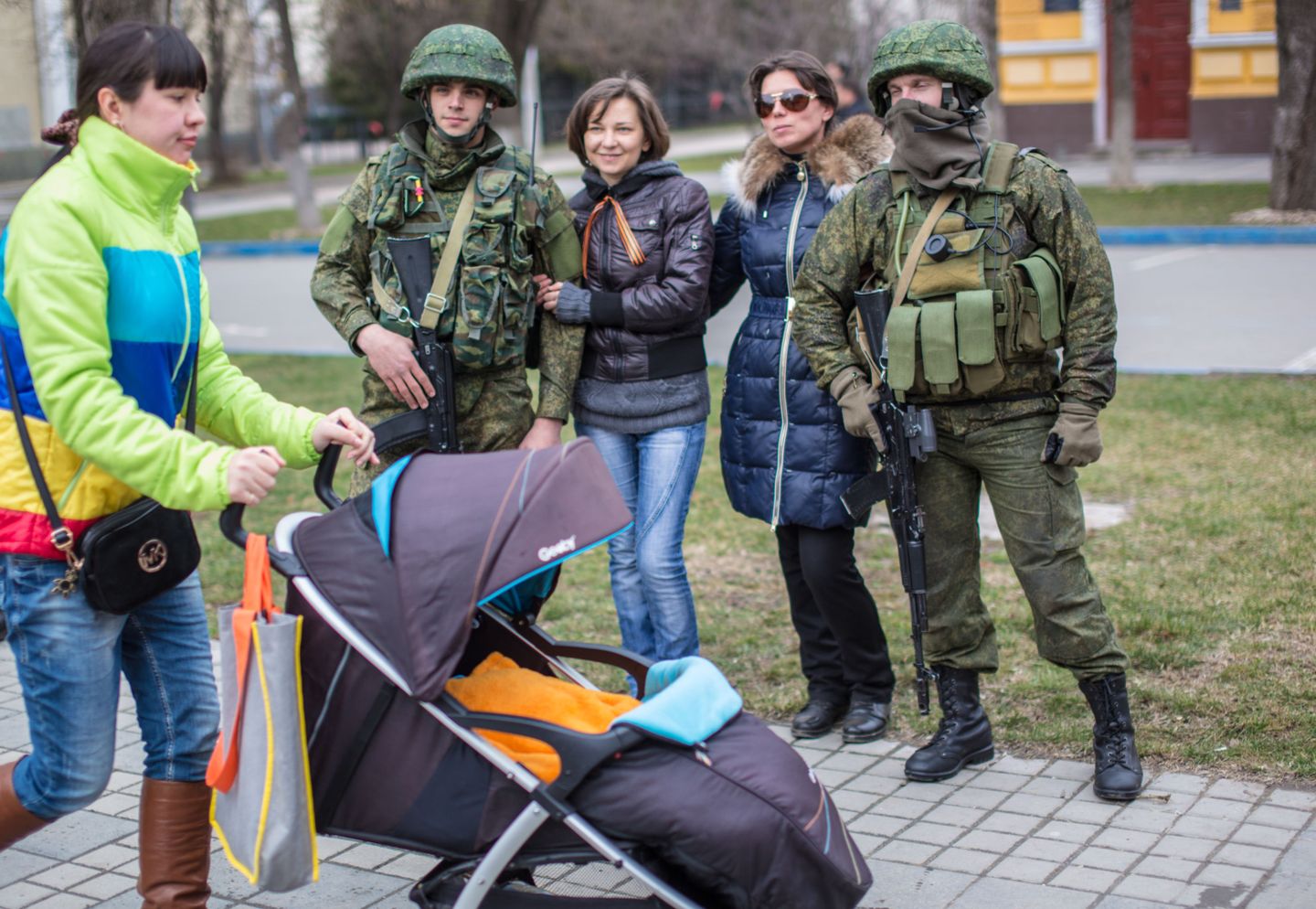 Жительницы Симферополя фотографируются с военными. 1 марта 2014 года Жительницы Симферополя фотографируются с военными. 1 марта 2014 года
