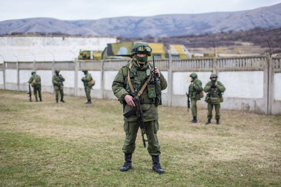 Военнослужащие у военной базы в селе Перевальное недалеко от Симферополя