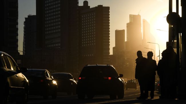 Прохожие на Новом Арбате в Москве Прохожие на Новом Арбате в Москве