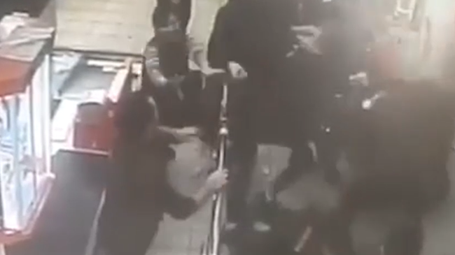 В Сети появилось видео массовой драки в московском супермаркете В Сети появилось видео массовой драки в московском супермаркете