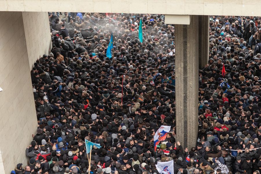 Столкновения участников массового митинга у здания Верховного совета Крыма в Симферополе. 26 февраля 2014 года
