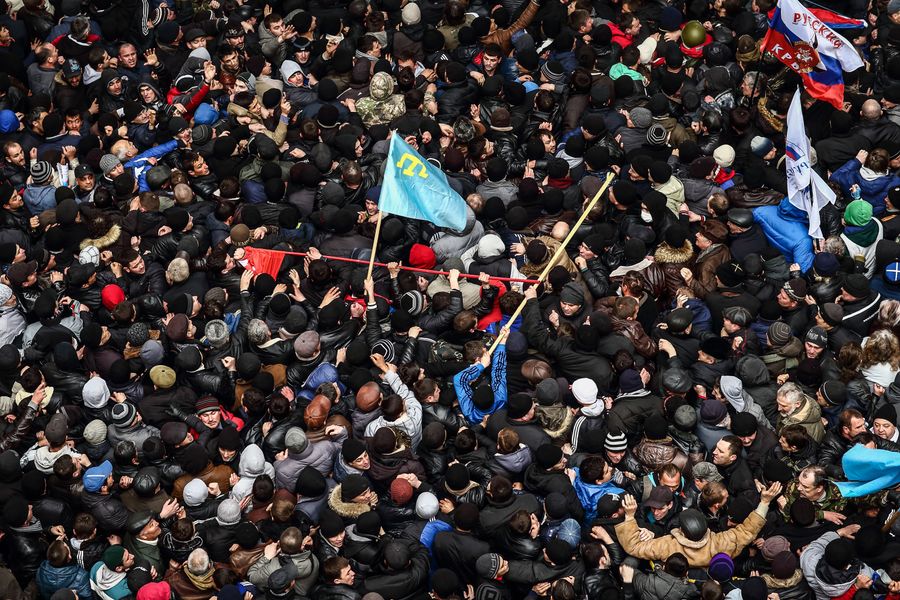 Участники массового митинга  у здания Верховного совета
