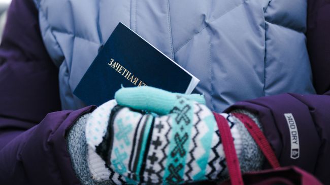 Студентка с зачетной книжкой Студентка с зачетной книжкой