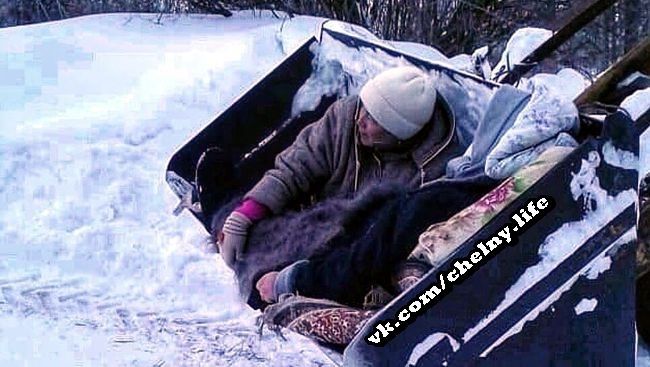 Жительницу деревни Биябаш Апастовского района Татарстана доставили к автомобили скорой помощи в ковше трактора Жительницу деревни Биябаш Апастовского района Татарстана доставили к автомобили скорой помощи в ковше трактора