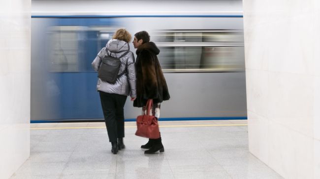 Пассажиры на станции Савеловская Большой кольцевой линии