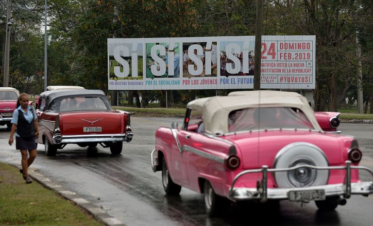 Старые американские автомобили на улице Гаваны, Куба Старые американские автомобили на улице Гаваны, Куба