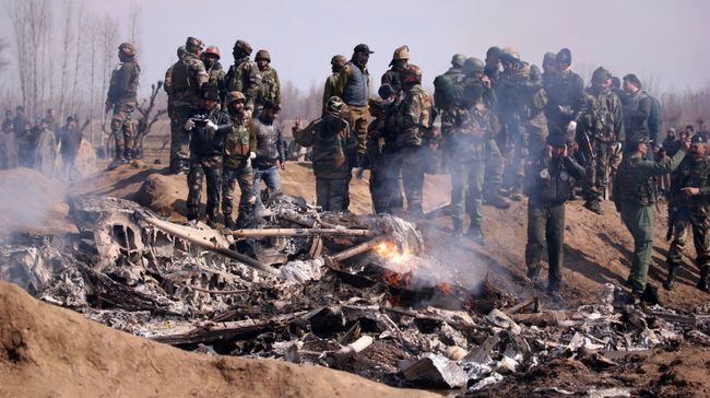 Индийские военные у обломков индийского военного вертолета в Кашмире. 27 февраля 2019 Индийские военные у обломков индийского военного вертолета в Кашмире. 27 февраля 2019