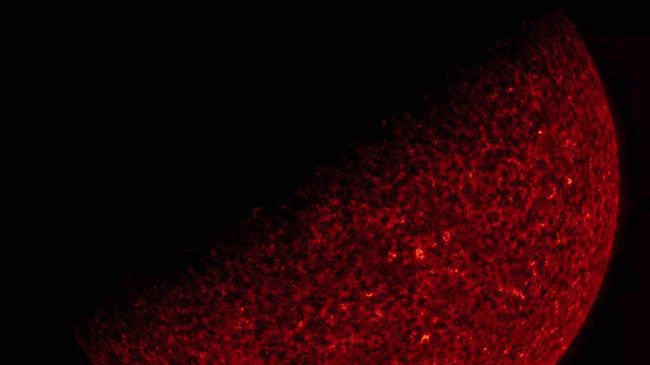 Солнце с тенью от Земли, снятое космическим аппаратом SDO. 6 февраля 2019 года Солнце с тенью от Земли, снятое космическим аппаратом SDO. 6 февраля 2019 года