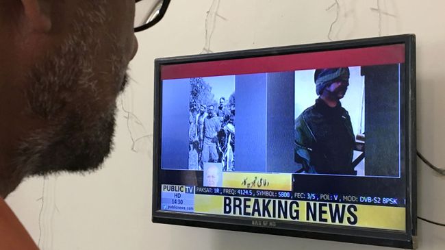 Фотографии индийских пилотов, предположительно захваченных Пакистаном после крушения двух самолетов ВВС Индии, на экране телевизора в Карачи. 27 февраля 2019 Фотографии индийских пилотов, предположительно захваченных Пакистаном после крушения двух самолетов ВВС Индии, на экране телевизора в Карачи. 27 февраля 2019
