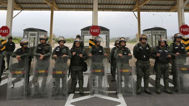 Венесуэльские гвардейцы у международного моста Тиендитас Венесуэльские гвардейцы у международного моста Тиендитас
