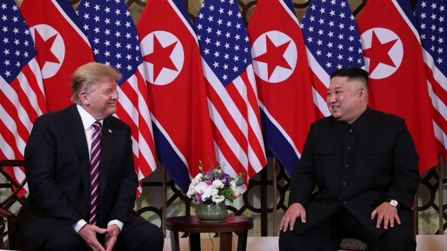 Президент США Дональд Трамп и лидер КНДР Ким Чен Ын Во время встречи в Ханое, Вьетнам. 27 февраля 2019 Президент США Дональд Трамп и лидер КНДР Ким Чен Ын Во время встречи в Ханое, Вьетнам. 27 февраля 2019