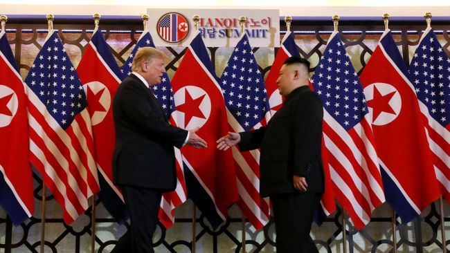 Президент США Дональд Трамп и лидер КНДР Ким Чен Ын Во время встречи в Ханое, Вьетнам. 27 февраля 2019