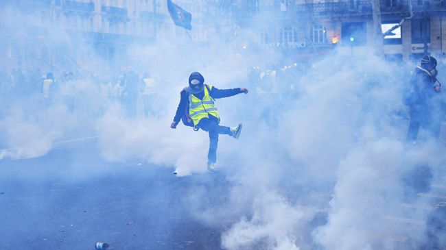 Столкновения участников с полицией во время акции протеста жёлтых жилетов в Париже