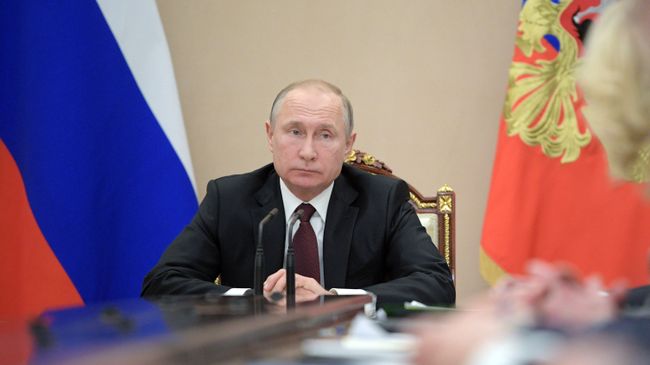 Президент РФ Владимир Путин проводит совещание с членами правительства РФ