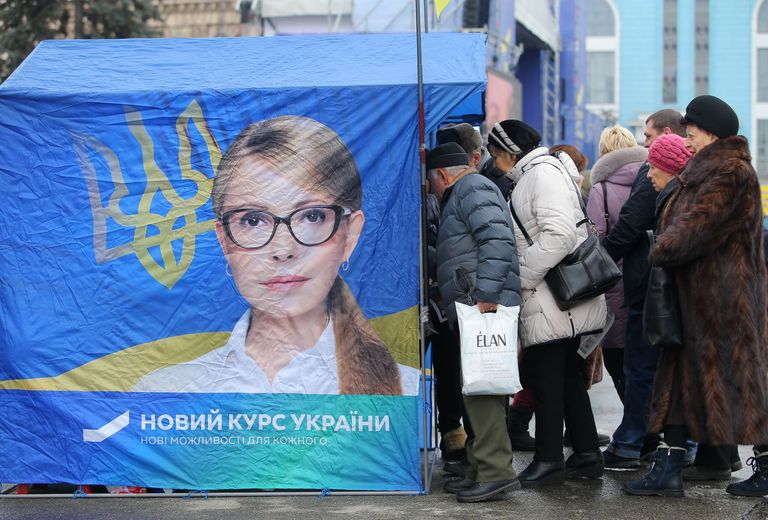 Избиратели на площади в Киеве на встрече с кандидатом в президенты Украины лидером партии Батькивщина Юлией Тимошенко Избиратели на площади в Киеве на встрече с кандидатом в президенты Украины лидером партии Батькивщина Юлией Тимошенко