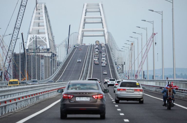 Автомобильное движение по автодорожной части Крымского моста Автомобильное движение по автодорожной части Крымского моста