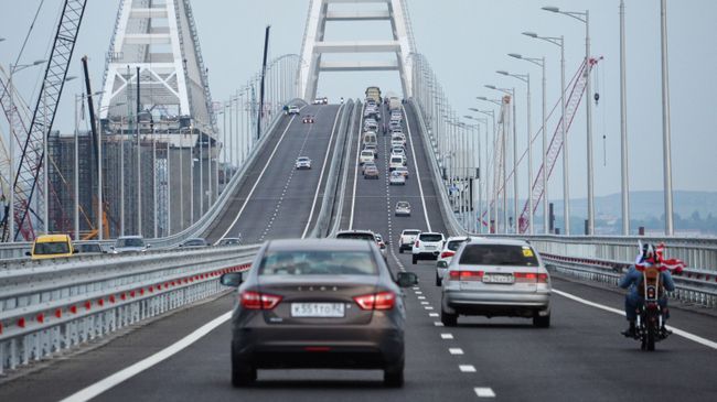 Автомобильное движение по автодорожной части Крымского моста