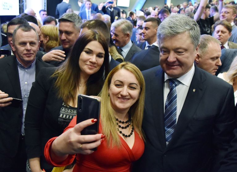 Президент Украины Петр Порошенко фотографируется со своими сторонниками в Совете регионального развития Львовщины Президент Украины Петр Порошенко фотографируется со своими сторонниками в Совете регионального развития Львовщины