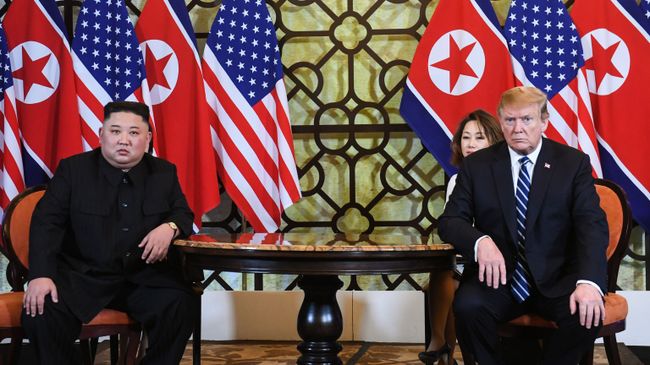 Президент США Дональд Трамп и лидер КНДР Ким Чен Ын Во время встречи в Ханое, Вьетнам Президент США Дональд Трамп и лидер КНДР Ким Чен Ын Во время встречи в Ханое, Вьетнам
