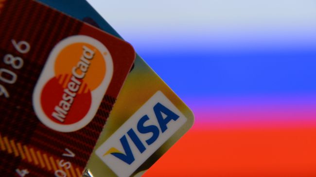 Банковские карты международных платежных систем VISA и MasterCard. Архивное фото Банковские карты международных платежных систем VISA и MasterCard. Архивное фото