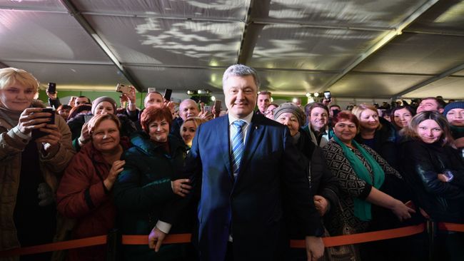 Президент Украины Петр Порошенко во время поездки в Запорожскую область. 27 февраля 2019 Президент Украины Петр Порошенко во время поездки в Запорожскую область. 27 февраля 2019