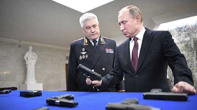 Владимир Путин и министр внутренних дел РФ Владимир Колокольцев во время осмотра выставки перед ежегодным расширенным заседанием коллегии министерства внутренних дел РФ. 28 февраля 2019 Владимир Путин и министр внутренних дел РФ Владимир Колокольцев во время осмотра выставки перед ежегодным расширенным заседанием коллегии министерства внутренних дел РФ. 28 февраля 2019