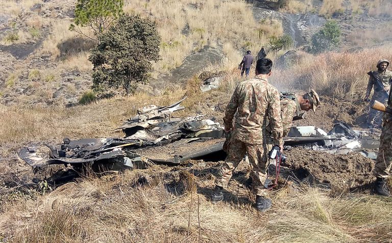 Пакистанские военные на месте крушения индийского истребителя в Кашмире. 27 февраля 2019 Пакистанские военные на месте крушения индийского истребителя в Кашмире. 27 февраля 2019