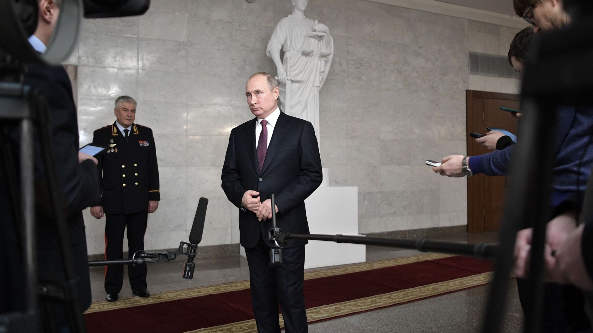 Президент РФ Владимир Путин после ежегодного расширенного заседания коллегии министерства внутренних дел РФ. 28 февраля 2019 Президент РФ Владимир Путин после ежегодного расширенного заседания коллегии министерства внутренних дел РФ. 28 февраля 2019 - РИА Новости, 1920, 28.02.2019
