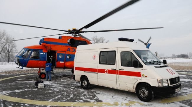 Автомобиль скорой помощи и вертолет санитарной авиации