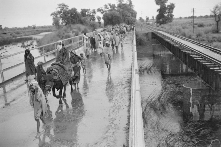 Беженцы на дороге неподалеку от индийско-пакистанской границы. 1947 год Беженцы на дороге неподалеку от индийско-пакистанской границы. 1947 год