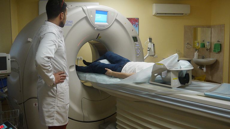 Пациенту делают компьютерную томографию коленного сустава. Полученные снимки отправят в компанию ИТК Эндопринт, сотрудники которой спроектируют на их основе 3D-модель искусственного сустава Пациенту делают компьютерную томографию коленного сустава. Полученные снимки отправят в компанию ИТК Эндопринт, сотрудники которой спроектируют на их основе 3D-модель искусственного сустава