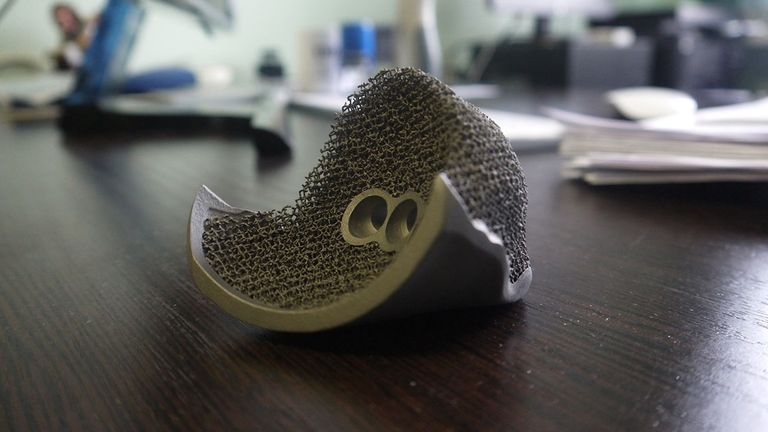 Искусственный тазобедренный сустав из титанового сплава, распечатанный на 3D-принтере Искусственный тазобедренный сустав из титанового сплава, распечатанный на 3D-принтере