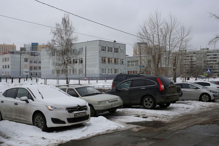 Автомобили у школы №121 на Тонкинской улице в Нижнем Новгороде Автомобили у школы №121 на Тонкинской улице в Нижнем Новгороде
