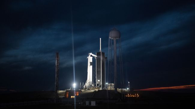 Ракета-носитель Falcon 9 с Crew Dragon, Флорида, США Ракета-носитель Falcon 9 с Crew Dragon, Флорида, США